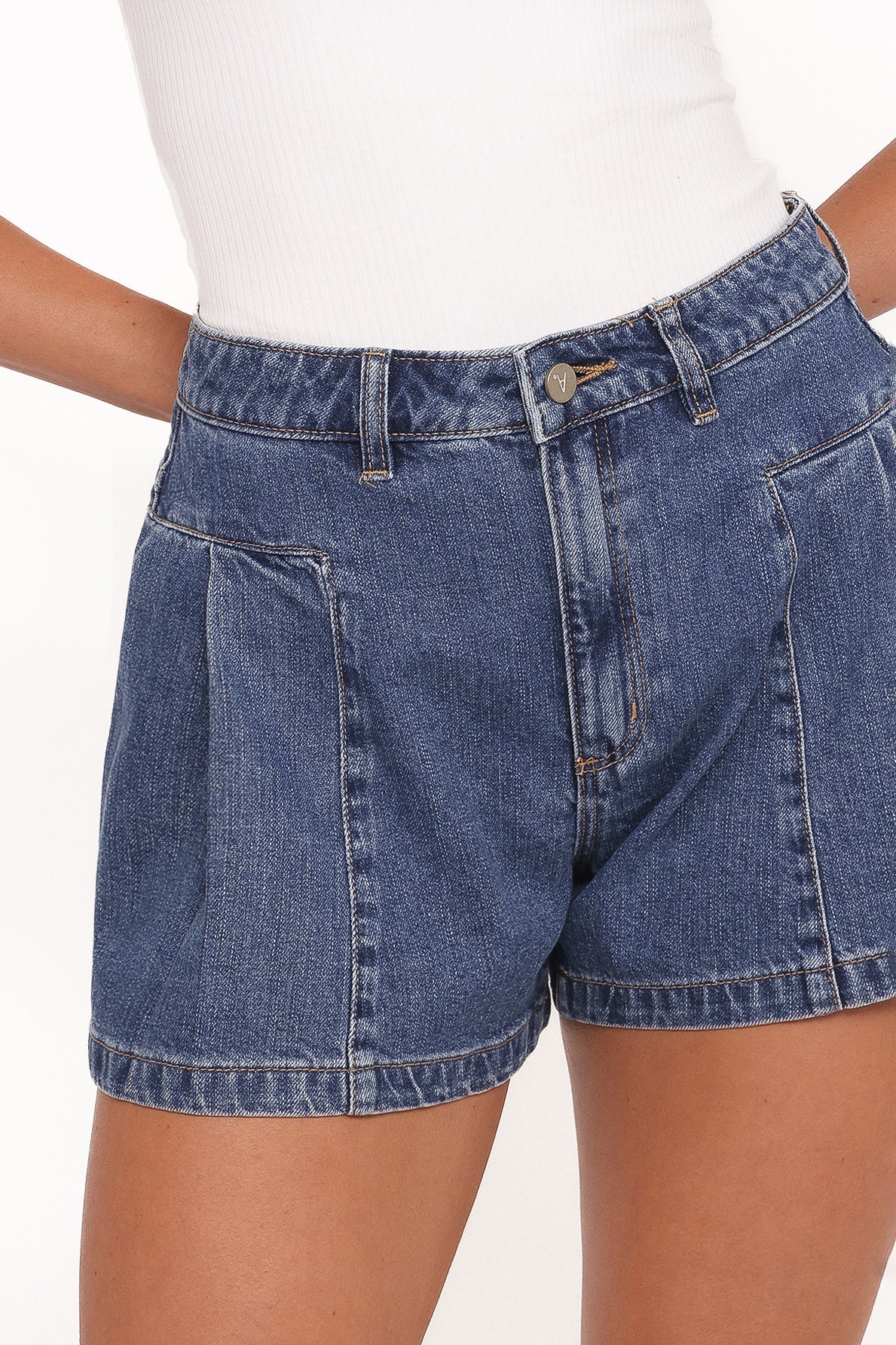 Abrand 94 Pleated Short - Bella